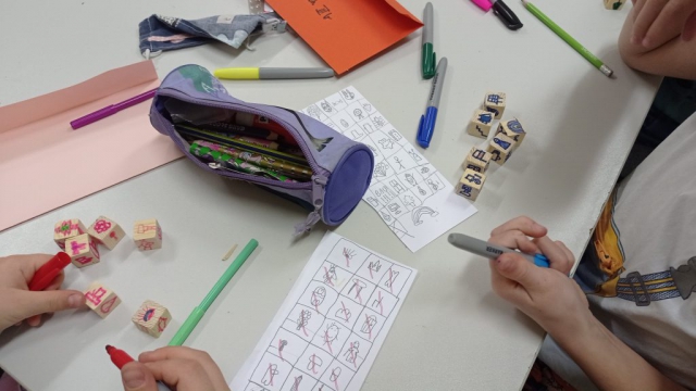 zdjęcie z zajęć mały inżynier kości do gry