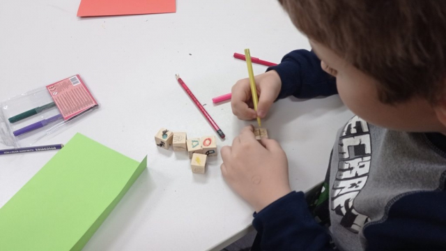 zdjęcie z zajęć mały inżynier kości do gry