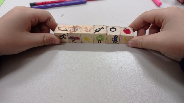 zdjęcie z zajęć mały inżynier kości do gry