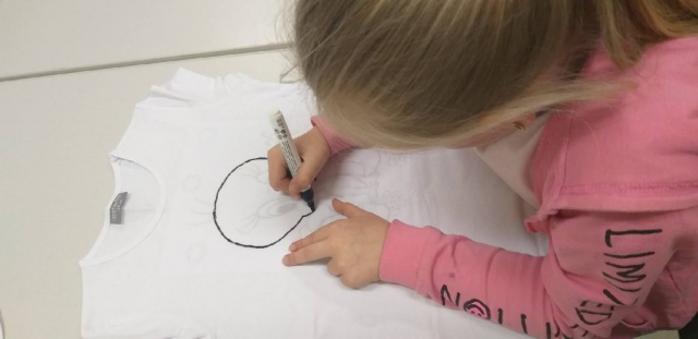 zdjęcie z warsztatów - malowanie na koszulkach