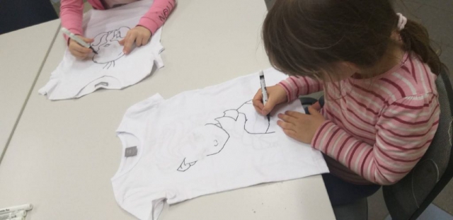 zdjęcie z warsztatów - malowanie na koszulkach