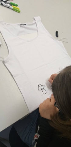 zdjęcie z warsztatów - malowanie na koszulkach