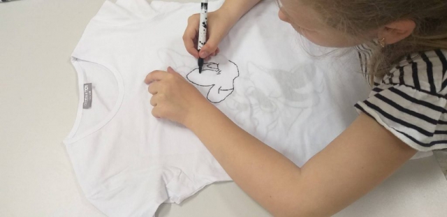 zdjęcie z warsztatów - malowanie na koszulkach