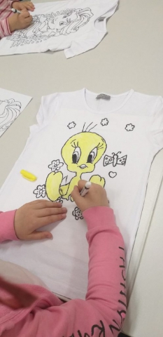 zdjęcie z warsztatów - malowanie na koszulkach