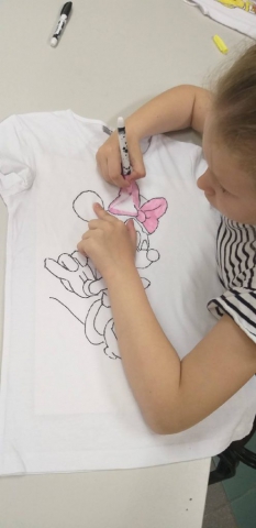 zdjęcie z warsztatów - malowanie na koszulkach