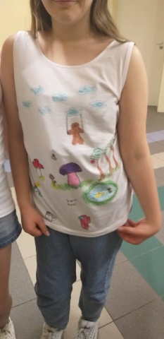 zdjęcie z warsztatów - malowanie na koszulkach