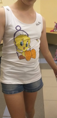 zdjęcie z warsztatów - malowanie na koszulkach