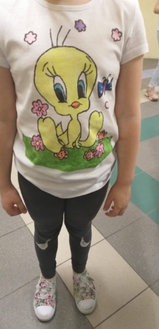 zdjęcie z warsztatów - malowanie na koszulkach