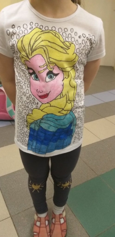 zdjęcie z warsztatów - malowanie na koszulkach