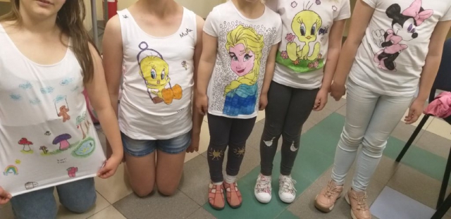 zdjęcie z warsztatów - malowanie na koszulkach