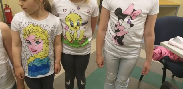 zdjęcie z warsztatów - malowanie na koszulkach