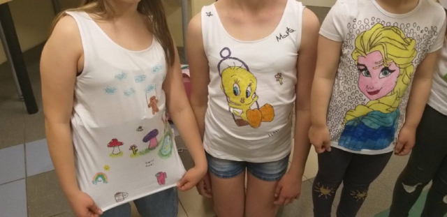 zdjęcie z warsztatów - malowanie na koszulkach