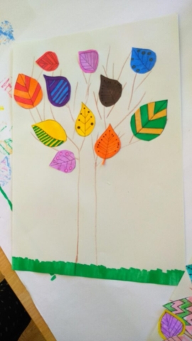 zajęcia plastyczne, kolorowe, jesienne drzewka