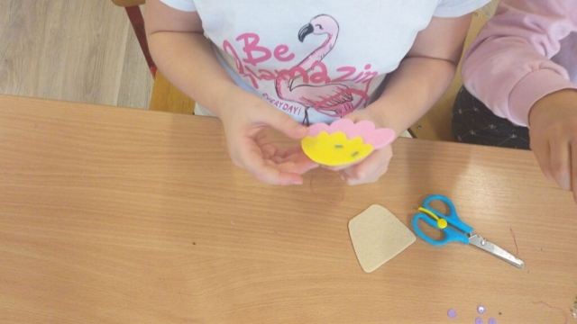 zajęcia igłą i nitką, wyszywane babeczki z filcu