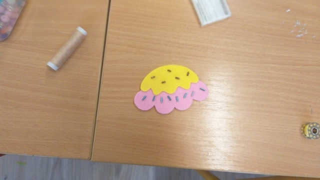 zajęcia igłą i nitką, wyszywane babeczki z filcu