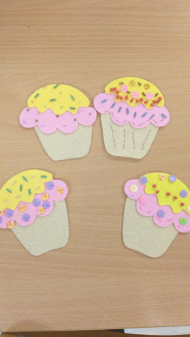 zajęcia igłą i nitką, wyszywane babeczki z filcu