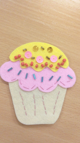 zajęcia igłą i nitką, wyszywane babeczki z filcu