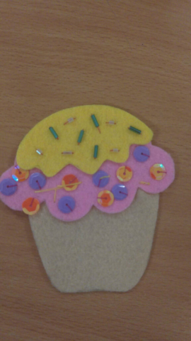 zajęcia igłą i nitką, wyszywane babeczki z filcu