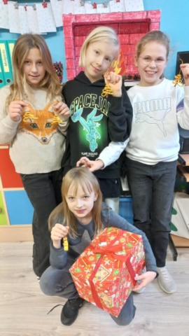 Muzloniki. Tworzymy też ciekawe prace plastyczne i przestrzenne interpretując utwory muzyczne