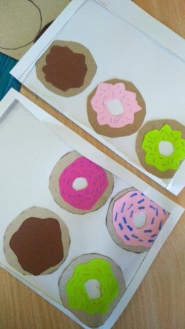 Zajęcia plastyczne, pączki z papieru kolorowego
