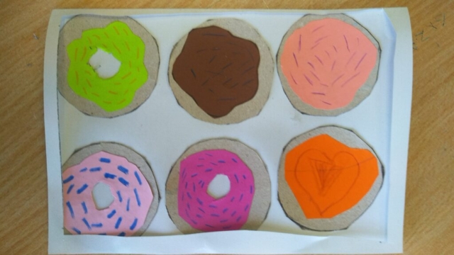 Zajęcia plastyczne, pączki z papieru kolorowego