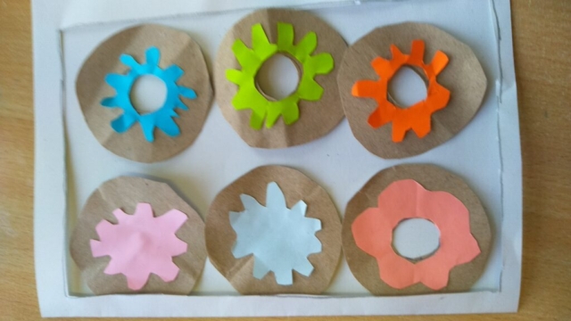 Zajęcia plastyczne, pączki z papieru kolorowego