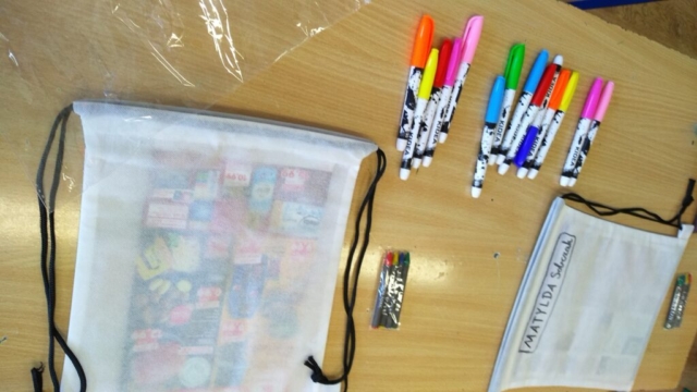 zajęcia plastyczne, dzień dziecka, malowanie plecaków