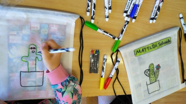 zajęcia plastyczne, dzień dziecka, malowanie plecaków