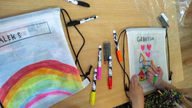 zajęcia plastyczne, dzień dziecka, malowanie plecaków