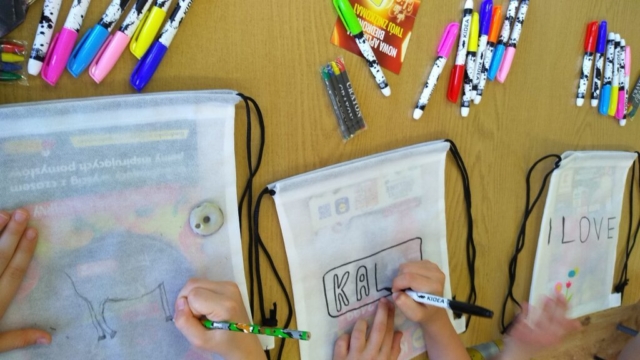 zajęcia plastyczne, dzień dziecka, malowanie plecaków