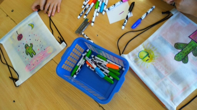 zajęcia plastyczne, dzień dziecka, malowanie plecaków